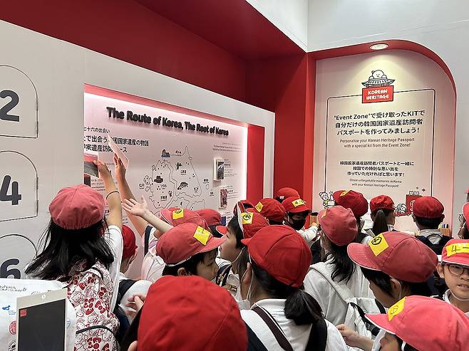 국가유산 방문 캠페인 홍보관 찾은 일본 초등학생들 (오사카=연합뉴스) 김예나 기자 = 13일 일본 초등학생들이 오사카·간사이 만국박람회(오사카 엑스포) 메세 전시장에 설치된 국가유산 방문 캠페인 홍보 공간을 체험하고 있다. 2025.5.13 yes@yna.co.kr