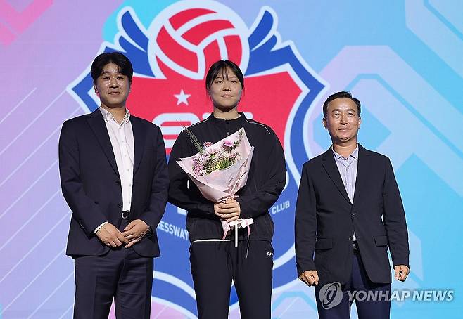 1라운드 1순위 한국도로공사 지명 받은 이지윤 (서울=연합뉴스) 류영석 기자 = 5일 서울 강서구 메이필드 호텔에서 열린 2025-2026 KOVO 여자 신인선수 드래프트에서 한국도로공사에 1라운드 1순위로 지명을 받은 중앙여고 이지윤이 기념 촬영을 하고 있다. 2025.9.5 ondol@yna.co.kr