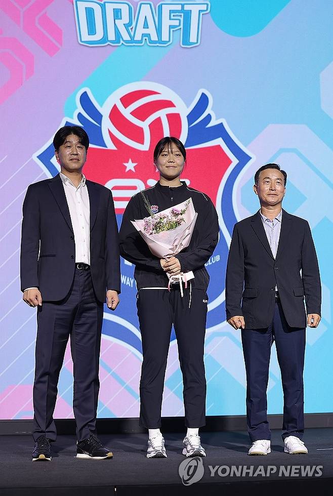 1라운드 1순위 한국도로공사 지명 받은 이지윤 (서울=연합뉴스) 류영석 기자 = 5일 서울 강서구 메이필드 호텔에서 열린 2025-2026 KOVO 여자 신인선수 드래프트에서 한국도로공사에 1라운드 1순위로 지명을 받은 중앙여고 이지윤이 기념 촬영을 하고 있다. 2025.9.5 ondol@yna.co.kr