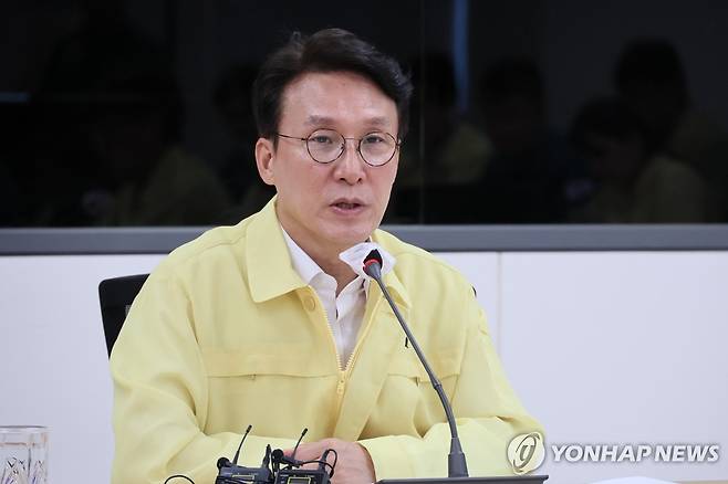 강릉 가뭄 대책회의에서 발언하는 김민석 총리 (강릉=연합뉴스) 이정훈 기자 = 김민석 국무총리가 5일 강원 강릉시청 재난상황실에서 열린 강릉 가뭄 대책회의에서 발언하고 있다. 2025.9.5 uwg806@yna.co.kr