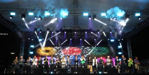 ◇제63회 강원예술제 개막 축하 프로그램으로 마련된 ‘공감음악회’가 지난 5일 태백문화광장 특설무대에서 =성황리에 열렸다.