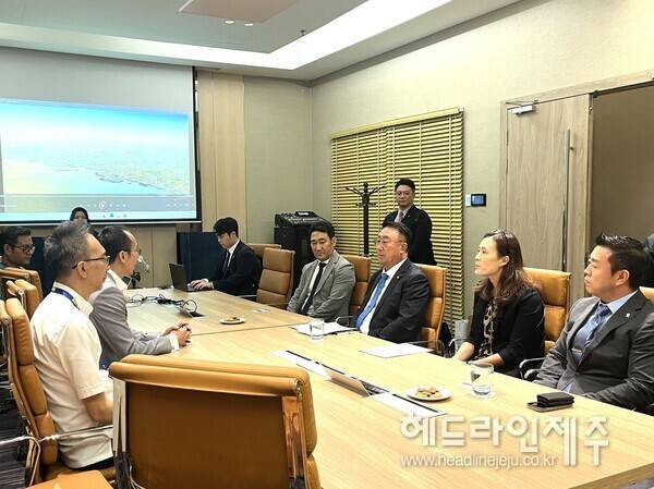 제주도관광협회가 말레이시아여행업협회 등을 방문해 관광 교류 활성화 방안에 대해 논의하고 있다.