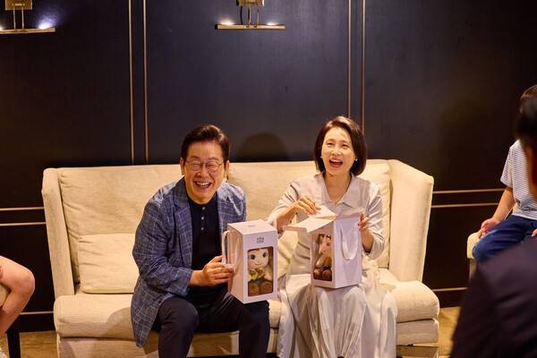 이재명 대통령과 김혜경 여사가 6일 서울 용산구의 한 영화관에서 영락보린원 원생 30여 명과 함께 한국 애니메이션 '킹 오브 킹스(The King of Kings)'를 관람하기 전 대화를 나누고 있다. 2025.9.6 [대통령실 제공=연합뉴스