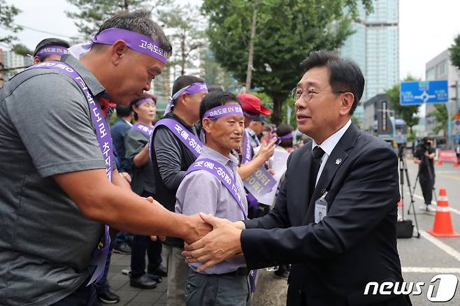 전진선 양평군수가 2023년 7월 10일 경기도 양평군청 앞에서 열린 '서울-양평 고속도로 재개 범군민 대책위원회 출정식'에 참석해 군민들과 인사를 하고 있다. 범대위는 이날 출정식을 통해 "원희룡 국토교통부 장관은 고속도로 건설 백지화 발언을 즉각 철회하라"고 밝히고, 서울-양평 고속도로 사업 조기 정상화를 촉구했다. 2023.7.10/뉴스1 ⓒ News1 이승배 기자