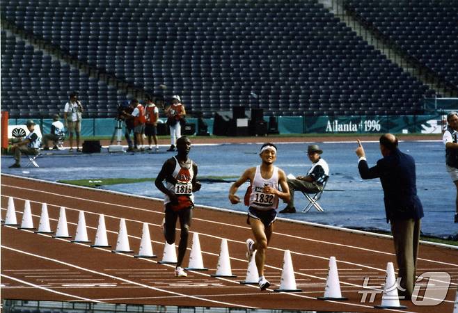 1996 애틀랜타 올림픽 당시 은메달을 획득했던 이봉주. (대한체육회 제공)