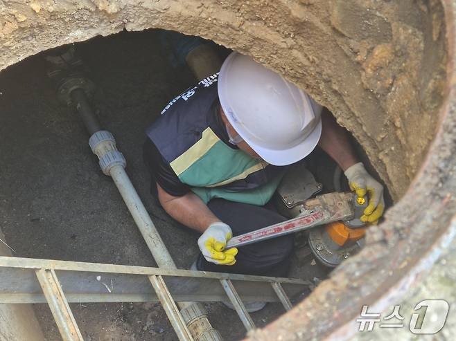 6일 오전 강원 강릉시 홍제동의 한 아파트 단지 정문 앞에서 작업자가 맨홀 속 수도 공급 밸브를 잠그고 있다. 2025.9.6/뉴스1 윤왕근 기자