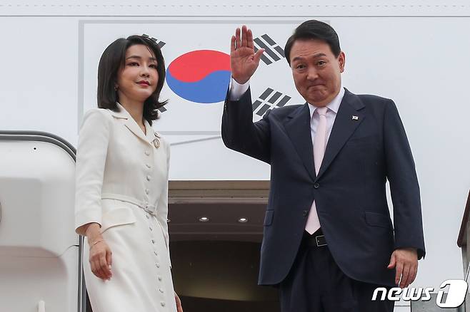 윤석열 대통령이 27일 오후 경기 성남 서울공항에서 나토(NATO, 북대서양조약기구) 정상회의 참석차 출국하기 위해 김건희 여사와 함께 공군 1호기에 탑승하며 손을 흔들고 있다. 대통령실사진기자단 2022.6.27/뉴스1 ⓒ News1 안은나 기자