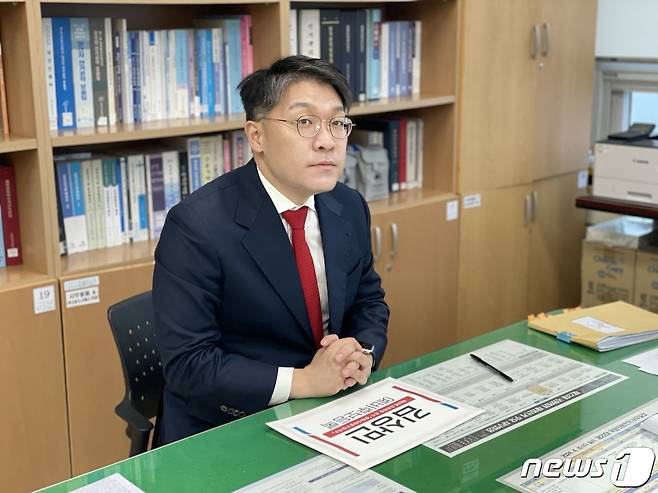 김상민 대전고검 검사가 9일 오전 경남 창원시 성산구 창원시의창구선거관리위원회에서 22대 국회의원 선거 예비후보자 등록을 하고 있다.2024.01.09/뉴스1 ⓒ News1 강정태 기자