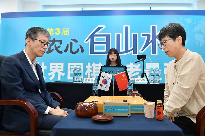 김종수 9단(왼쪽)과 루이나이웨이 9단. (한국기원 제공)