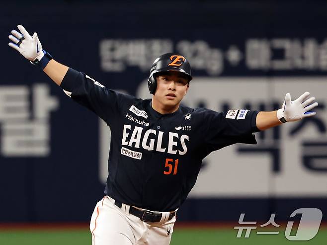 9일 오후 서울 구로구 고척스카이돔에서 열린 프로야구 '2025 신한 SOL뱅크 KBO리그' 한화 이글스와 키움 히어로즈의 경기 9회말 2사 주자 없는 상황에서 솔로홈런을 친 한화 문현빈이 기뻐하고 있다. 2025.5.9/뉴스1 ⓒ News1 황기선 기자