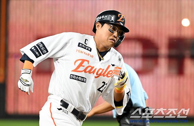 20일 대전 한화생명볼파크에서 열린 한화 이글스와 두산 베어스의 경기. 7회말 2사 1,2루 한화 채은성이 스리런포를 날린 뒤 환호하고 있다. 대전=박재만 기자 pjm@sportschosun.com/2025.08.20/
