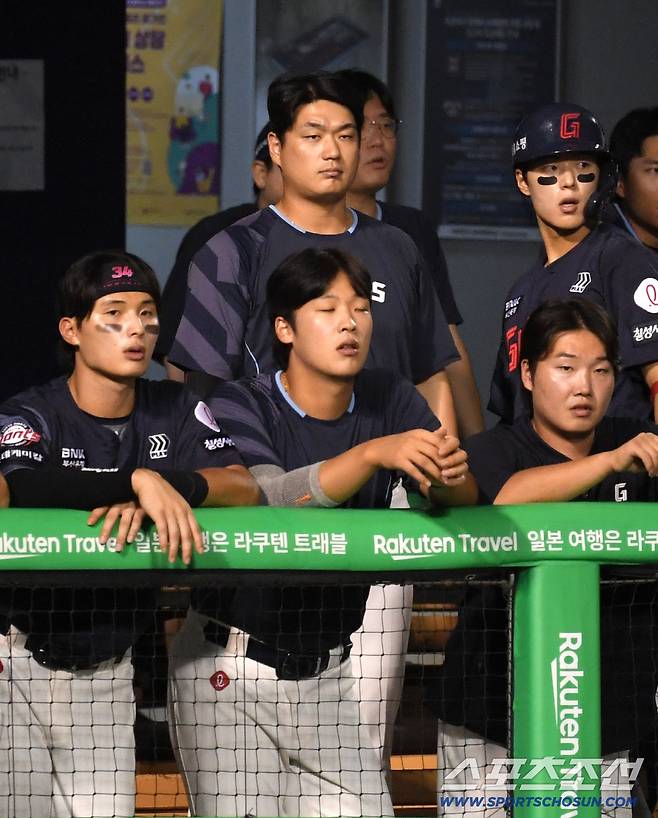 2일 잠실구장에서 열린 LG 트윈스와 롯데 자이언츠의 경기. 롯데 나균안이 경기를 지켜보고 있다. 잠실=박재만 기자 pjm@sportschosun.com/2025.09.02/