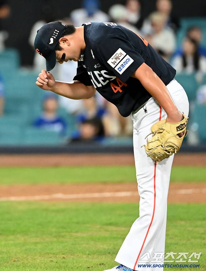 6일 대구 삼성라이온즈파크에서 열린 한화와 삼성의 경기, 한화가 7대4로 승리했다. 포수 최재훈에게 인사하는 김서현의 모습. 대구=허상욱 기자wook@sportschosun.com/2025.09.06/