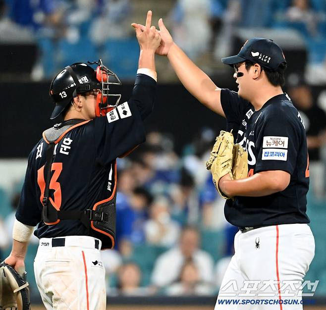 6일 대구 삼성라이온즈파크에서 열린 한화와 삼성의 경기, 한화가 7대4로 승리했다. 승리의 기쁨을 나누는 김서현 최재훈 배터리의 모습. 대구=허상욱 기자wook@sportschosun.com/2025.09.06/
