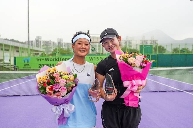 ITF W15 영월국제대회 복식 정상에 오른 김다빈 임희래(사진/김도원 기자)