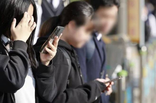 스마트폰을 사용 중인 학생들. 연합뉴스