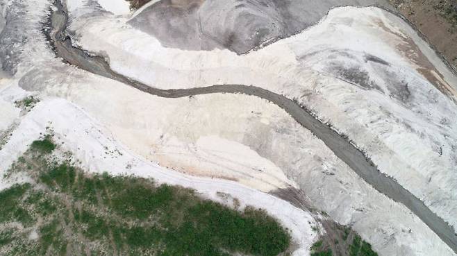 최악 가뭄으로 강원 강릉지역에 재난사태가 선포된 가운데 1일 오후 강릉지역 생활용수의 87%를 공급하는 상수원 오봉저수지의 저수율이 14.4%까지 떨어져 맨바닥을 드러내고 있다. 연합뉴스