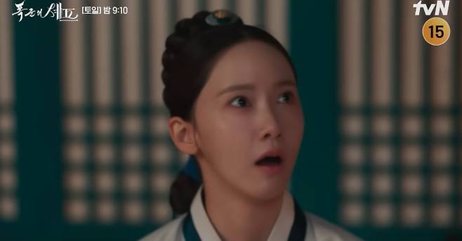tvN 드라마 '폭군의 셰프' 5화에서는 왕 이헌(이채민 분)과 대령숙수 연지영(임윤아 분)의 갑작스러운 입맞춤 이후 어색한 관계가 그려졌다. 이헌이 기억을 못 하자 연지영은 분노와 서운함을 느낀다. 한편, 조선을 찾은 명나라 사신단이 요리 대결을 제안하고, 연지영은 조선의 자존심을 걸고 대결을 준비한다. 궁중 암투가 심화되는 가운데, 이헌이 연지영의 요리를 기록하는 비밀 일기장 '망운록'의 존재가 드러나며 향후 전개에 대한 궁금증을 높였다.