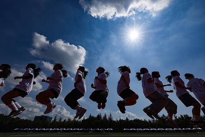 지난 5일 대구 달서구 계명대학교 성서캠퍼스 운동장에서 경북대, 계명대, 대구가톨릭대, 영남대 약학대학 체육대회인 '2025 청약체전'이 열린 가운데 대학생들이 단체줄넘기 경기를 하고 있다. /연합뉴스