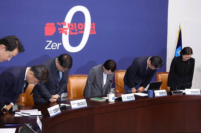 조국혁신당 김선민 당 대표 권한대행을 비롯한 소속 의원들이 5일 국회에서 열린 현안 관련 기자간담회에서 당내 성비위 사건과 관련해 고개 숙여 사과하고 있다. /연합뉴스