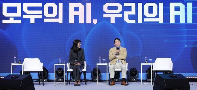 최태원 대한상공회의소 회장이 지난 7월 18일 경북 경주 라한셀렉트에서 열린 제48회 대한상의 하계포럼 인공지능(AI) 토크쇼에 참석해 발언하고 있다(자료사진). ⓒ대한상공회의소/뉴시스