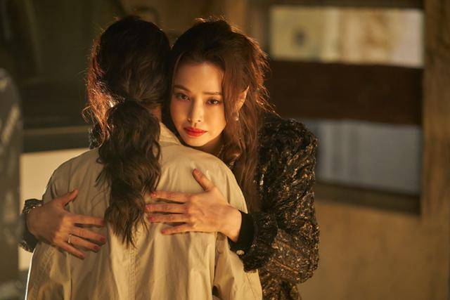 넷플릭스 시리즈 '애마'에서 톱배우 희란이 신인배우 주애를 끌어안고 있다. 넷플릭스 제공