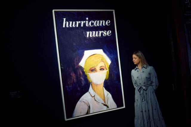 지난해 10월 영국 런던 크리스티 경매에 출품된 미국 작가 리처드 프린스의 '허리케인 간호사'. 해당 작품은 최고 721만3,000달러(약 100억 원)로 추정됐다. 런던=AFP 연합뉴스