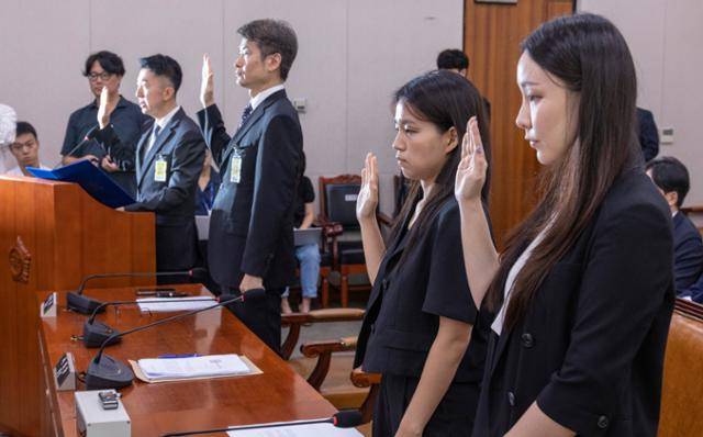 5일 국회에서 열린 법제사법위원회 법안심사1소위원회에서 열린 검찰 개혁 입법청문회에서 서울 남부지검에서 건진 전성배씨 관련한 수사를 담당했던 검사들과 압수수색 증거품인 '관봉권'을 관리했던 검찰 수사관들이 출석해 증인 선서를 하고 있다. (왼쪽부터) 이희동 부산고검 검사(전 서울남부지검 1차장 검사), 박건욱 대구지검 인권보호관(전 서울남부지검 부장검사), 김정민·남경민 서울남부지검 수사관. 연합뉴스