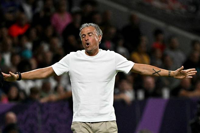 <yonhap photo-2063=""> Paris Saint-Germain's Spanish headcoach Luis Enrique reacts during the French L1 football match between Toulouse FC and Paris Saint-Germain at The TFC Stadium in Toulouse, southwestern France on August 30, 2025. (Photo by Lionel BONAVENTURE / AFP)/2025-08-31 06:25:37/ <저작권자 ⓒ 1980-2025 ㈜연합뉴스. 무단 전재 재배포 금지, AI 학습 및 활용 금지></yonhap>