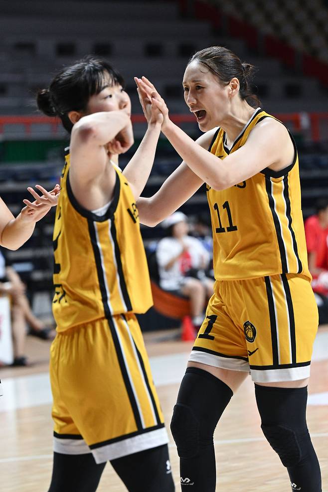 6일 부산 사직실내체육관에서 열린 후지쯔와의 2025 BNK금융 박신자컵 4강 2경기에 나선 KB 허예은(왼쪽)과 강이슬. 사진=WKBL