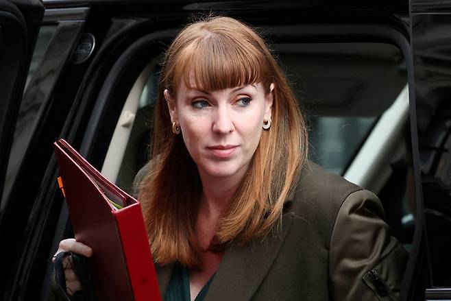지난 3월 26일(현지시간) 영국 런던 다우닝가에서 차량에서 내리는 앤절라 레이너 부총리. 로이터=연합뉴스
