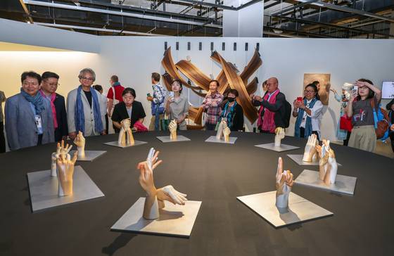 청주공예비엔날레 전시장에서 관람객들이 작품을 감상하고 있다. 사진 청주시