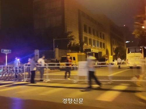 3일 중국 전승절 80주년 열병식이 열릴 베이징 창안제를 따라 흰색 철제 울타리가 설치되고 보안요원이 배치됐다. 베이징|박은하 특파원