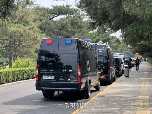 2일 댜오위타이 국빈관 인근에 경찰차량이 집결해 있다. 베이징|박은하 특파원