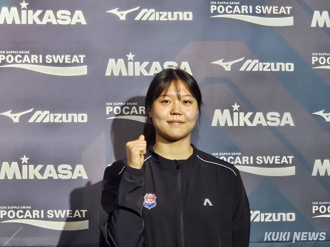 이지윤이 5일 서울 강서구 메이필드 호텔에서 열린 2025-2026 한국배구연맹(KOVO) 여자 신인선수 드래프트가 끝난 뒤 취재진과 기자회견을 하고 있다. 송한석 기자