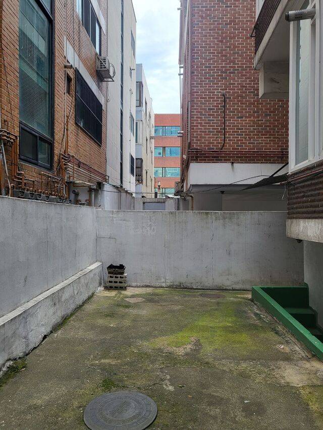기존의 외부 공간. 건물과 건물을 떼어놓은 것 외에 쓸모가 없던 곳이었다.