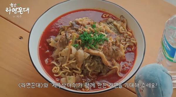 ▲ 지난달 15일자 라면꼰대 갈무리. 제주삼다수와 콜라보 제품을 예고하고 있다.