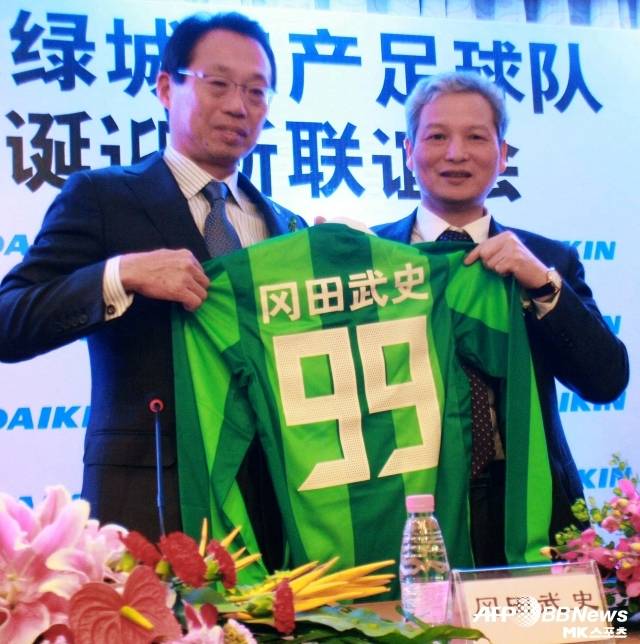 중국 매체 ‘소후닷컴’은 “오카다는 중국 슈퍼리그에서 2년 동안 생활했고 가장 기억에 남는 건 경기보다 사람이라고 밝혔다. 경기 전날, 팀 선수 절반 이상이 허락도 없이 도심으로 놀러갔고 이 사실을 안 후 큰 충격을 받았다. 결국 규율 문제가 발목을 잡았다”고 이야기했다. 사진=AFPBBNews=News1