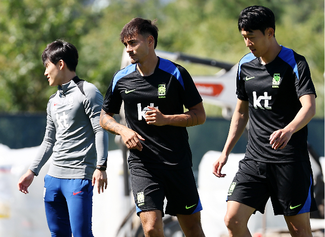 9월 3일(현지시간) 미국 뉴욕주 아이칸 스타디움에서 진행된 한국 축구 대표팀 훈련에서 손흥민과 옌스 카스트로프가 몸을 풀고 있다. 사진=연합뉴스