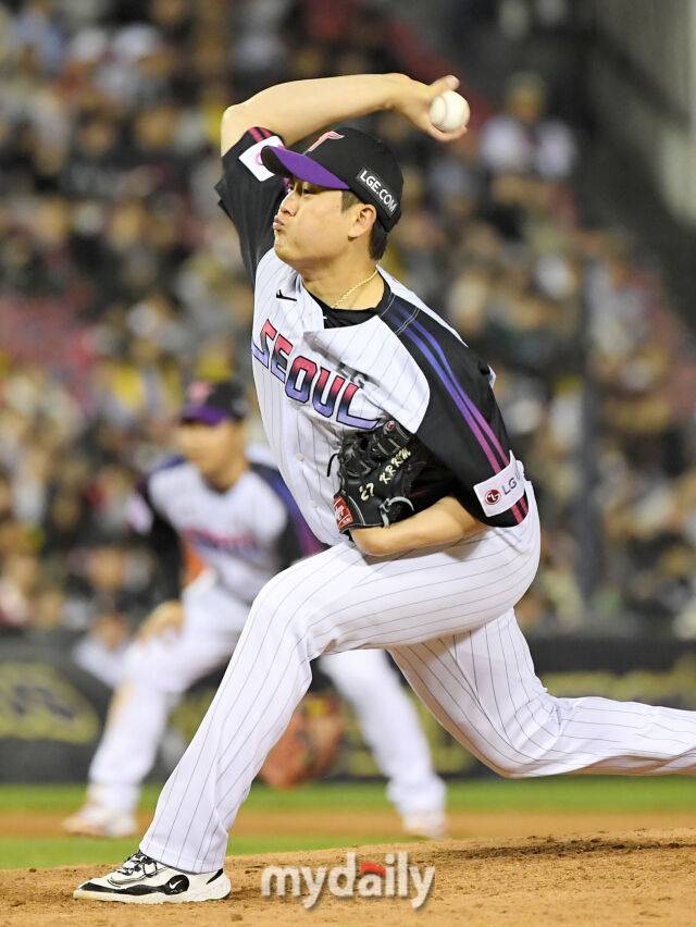 2일 오후 서울 잠실야구장에서 진행된 '2025 프로야구 KBO리그' LG트윈스와 SSG랜더스의 경기. LG 김강률이 역투하고 있다./마이데일리