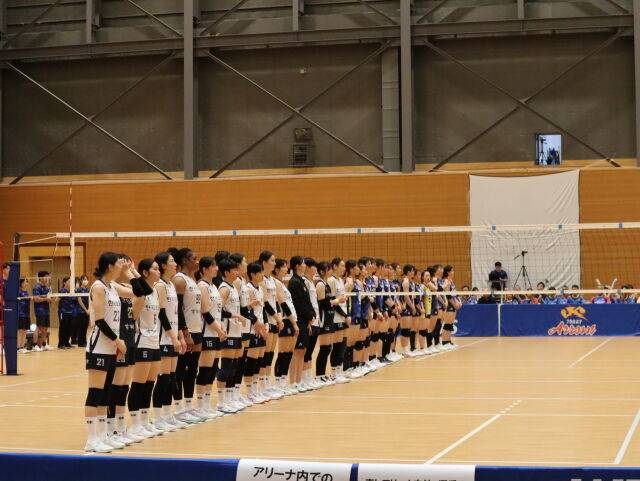 팬들 앞에서 친선경기를 마친 한국도로공사와 도레이 선수단./한국도로공사