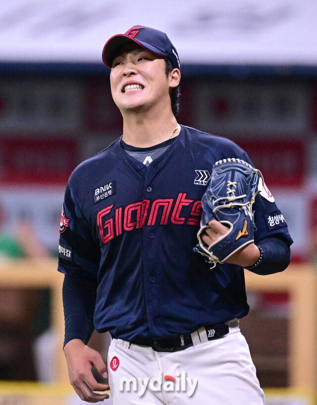 2025년 8월 1일 오후 서울 고척스카이돔에서 열린 '2025 신한 SOL뱅크 KBO 리그' 롯데 자이언츠와 키움 히어로즈의 경기. 롯데 선발투수 이민석이 6회말 무사 1,3루서 키움 최주환에게 1타점 적시타를 허용한 뒤 아쉬워하고 있다./마이데일리