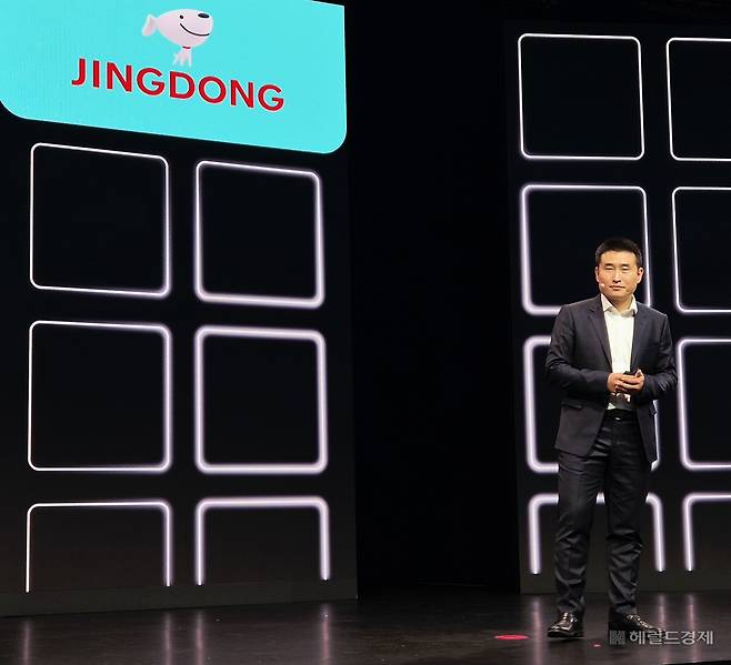 잭 슈아이 리 JD그룹 수석부사장이 5일(현지시간) 독일 베를린에서 열린 유럽 최대 가전 전시회 IFA 2025에서 기조연설을 하고 있다. 베를린=김현일 기자