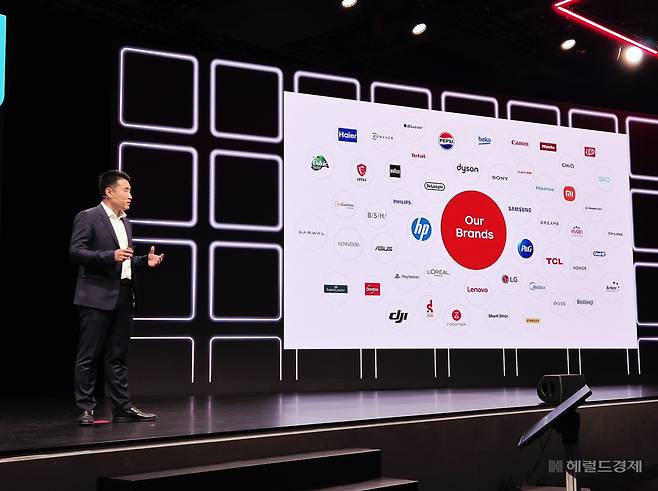잭 슈아이 리 JD그룹 수석부사장이 5일(현지시간) 독일 베를린에서 열린 유럽 최대 가전 전시회 IFA 2025 기조연설에서 삼성전자와 LG전자 등 글로벌 브랜드 파트너를 소개하고 있다. 베를린=김현일 기자