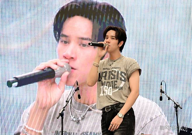 태국가수 나논이 6일 오후 서울 중구 청계광장에서 열린 싸와디 서울 타이 페스티벌 2025 개막식에서 축하공연을 하고 있다. 올해로 10회를 맞이한 싸와디 서울 타이 페스티벌 2025는 서울 도심에서 태국의 문화와 예술, 음식 등 다양한 태국 문화를 접할 수 있는 축제로 6일과 7일 양일간 진행됐다. 이상섭 기자