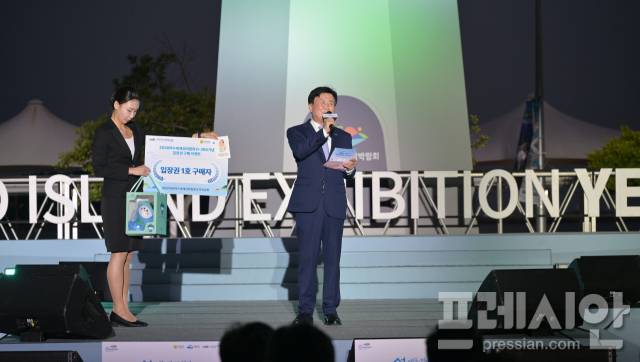 ▲1호 입장권 구매자를 발표하는 정기명 여수시장ⓒ섬박람회조직위