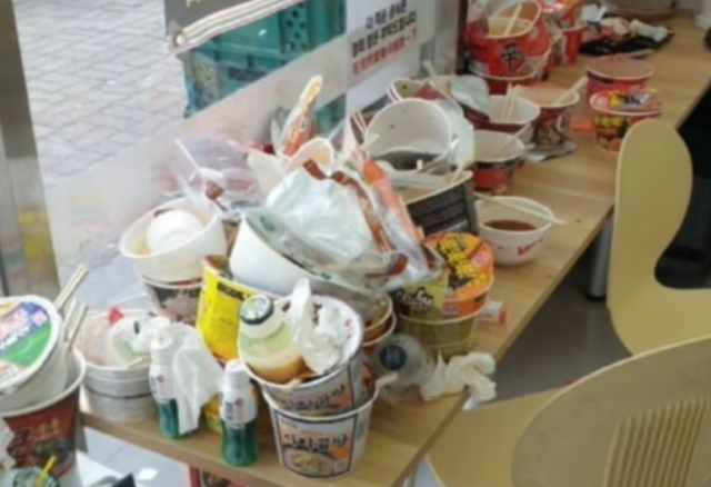 제주도의 한 편의점이 중국인 관광객들이 사용한 이후 난장판이 된 모습. 사진= 서경덕 교수