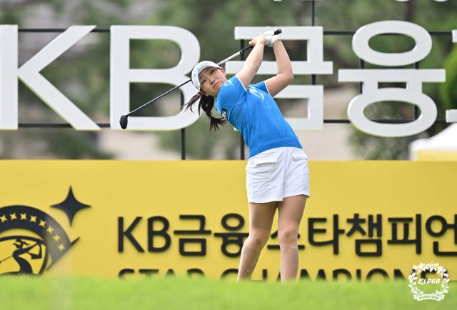 KLPGA 투어 KB금융 스타 챔피언십 3라운드 1번 홀에서 티샷을 날리는 유현조. 사진 제공=KLPGA