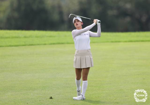박결이 KLPGA 투어 KB금융 스타 챔피언십 3라운드 2번 홀에서 아이언 샷을 하고 있다. 사진 제공=KLPGA