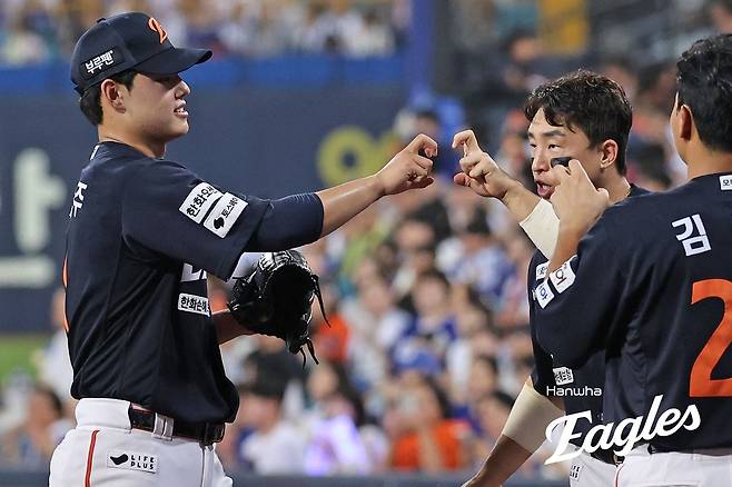 한화 문동주와 손아섭. 한화 이글스 제공